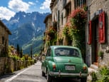 イタリアの村並みとヴィンテージカー